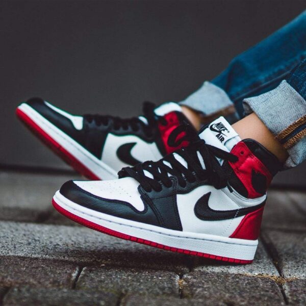 Air Jordan 1 Wmns Retro High ‘Satin Black Toe’