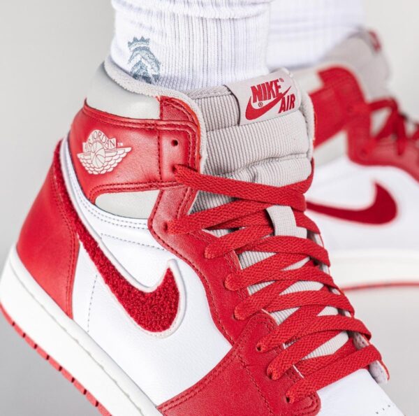 Air Jordan 1 WMNS ‘Varsity Red’ – Chenille