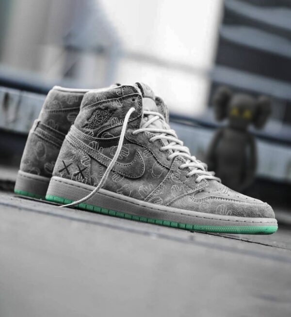 KAWS x AIR JORDAN 1